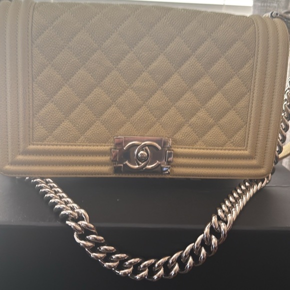 Chanel Cream Quilted Crossbody Bag with Gold Hardware - Picture 2 of 4